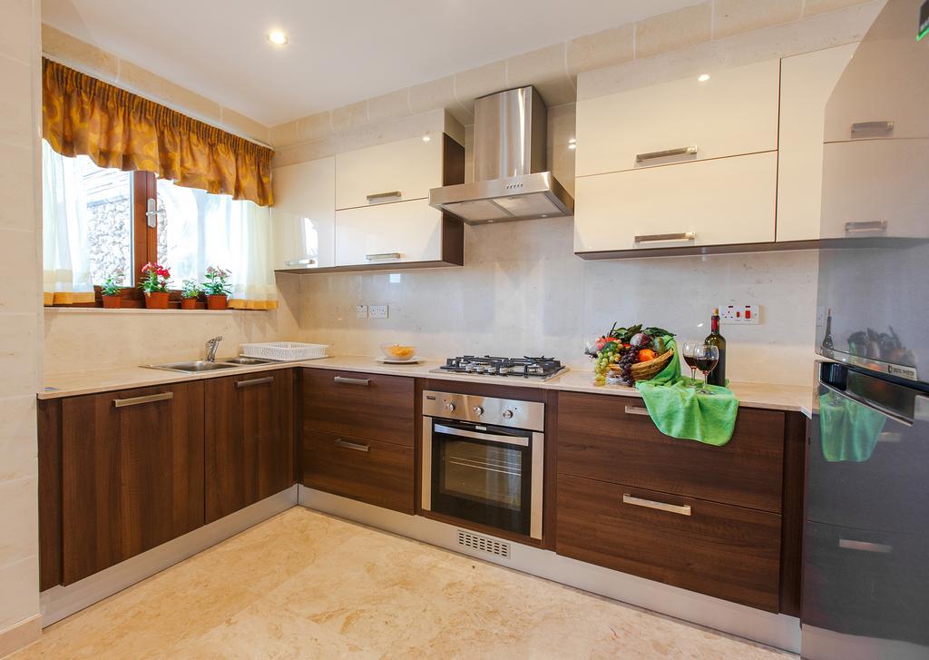 Carini Farmhouses Gharb  Bilik gambar